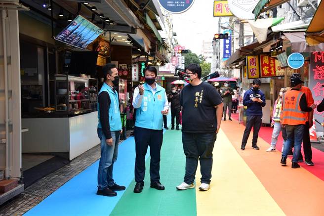 魏嘉賢（中）偕同建設課長徐國城（左）前往公正街視察，縣議員魏嘉彥（右）也到場關心，對工程賦予創意給予肯定。（花蓮市公所提供／王志偉花蓮傳真）