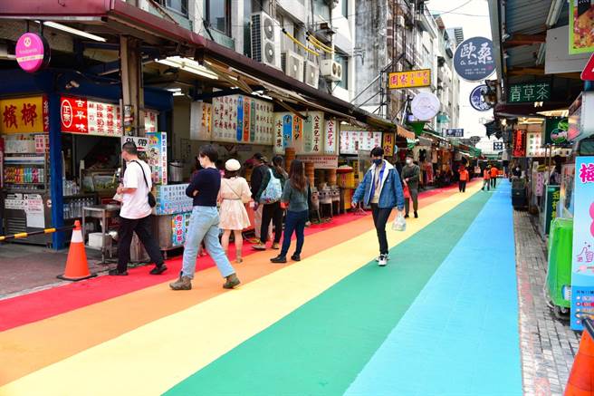 花蓮市公正街上有知名包子店等多家名店在內的熱鬧商圈，現在加上彩虹步道打卡景點，商家都說讚。（花蓮市公所提供／王志偉花蓮傳真）