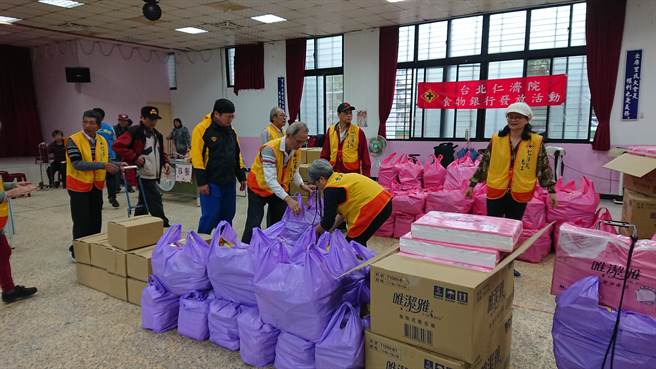 台北仁济院食物银行服务范围逐年扩大， 一年4次定期发放物资。(图／台北仁济院提供)
