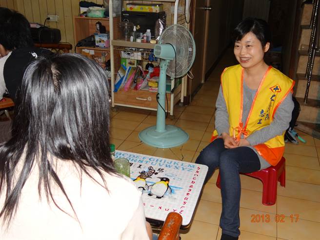 食银志工亲至案家拜访。(图／台北仁济院提供)
