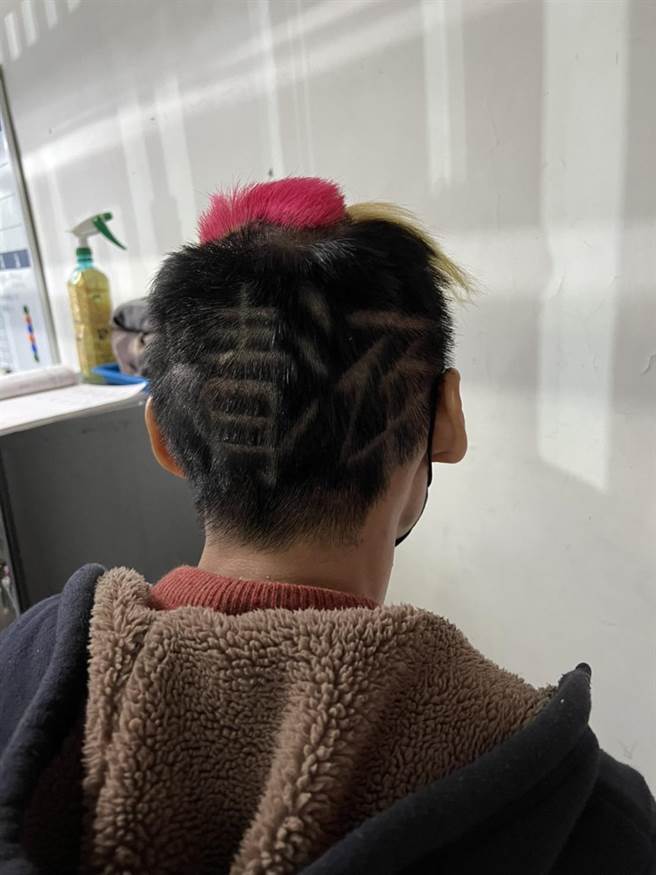 40歲歐姓通緝犯髮型相當時髦，頭頂留著紅色愛心、後腦杓還刻有「精液」兩字，反而吸引警方注意遭逮。（翻攝畫面）