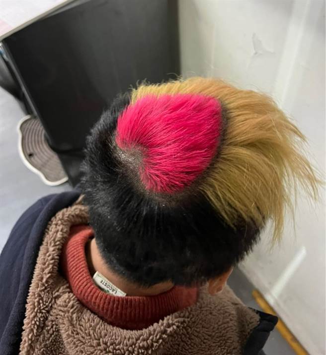 40歲歐姓通緝犯髮型相當時髦，頭頂留著紅色愛心、後腦杓還刻有「精液」兩字，反而吸引警方注意遭逮。（翻攝畫面）