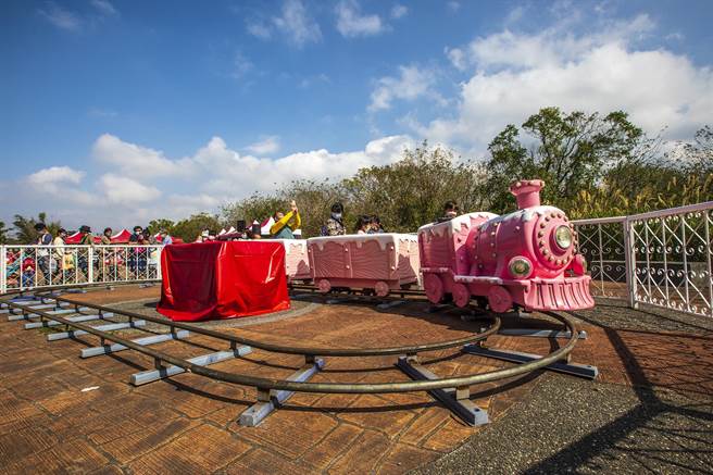 竹東親子賞櫻趣健行活動，小朋友很喜歡搭免費的「粉白小火車」，現場洋溢歡樂氣氛。（羅浚濱攝）