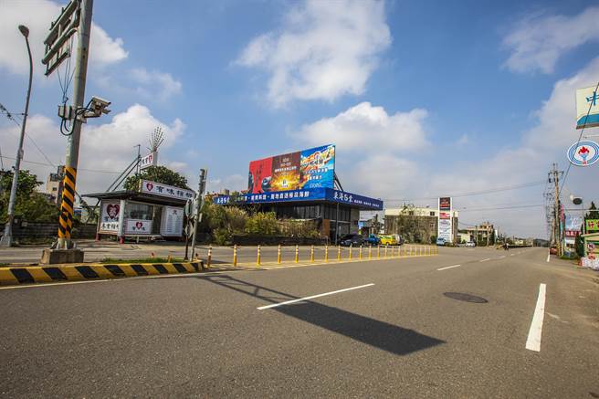 新竹县浪漫台3线门户县道120线将再优化，改善新中正桥与竹林交流道之间中央分隔岛两旁车辙严重及路面老旧龟裂平整度不佳的问题。（罗浚滨摄）