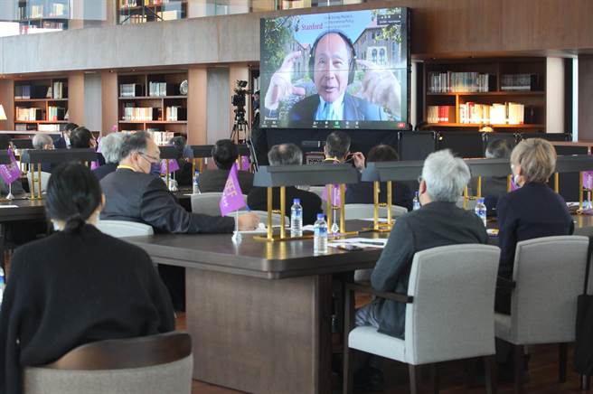 台北政经学院TSEF讲座26日邀请现任史丹佛大学国际研究学院资深研究员的法兰西斯．福山（Francis Fukuyama），以视讯方式讨论乌克兰、俄罗斯与中国的国际情势。（张铠乙摄）