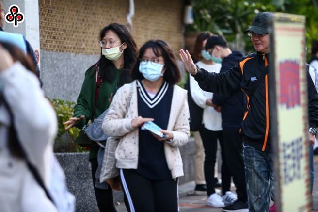 大学招联会宣布，针对大学学测级分用于分发入学计算方式，111学年度维持现行学测制度，以各科1％学生平均分数作为级距计算基准。图为学测现场。(本报资料照)