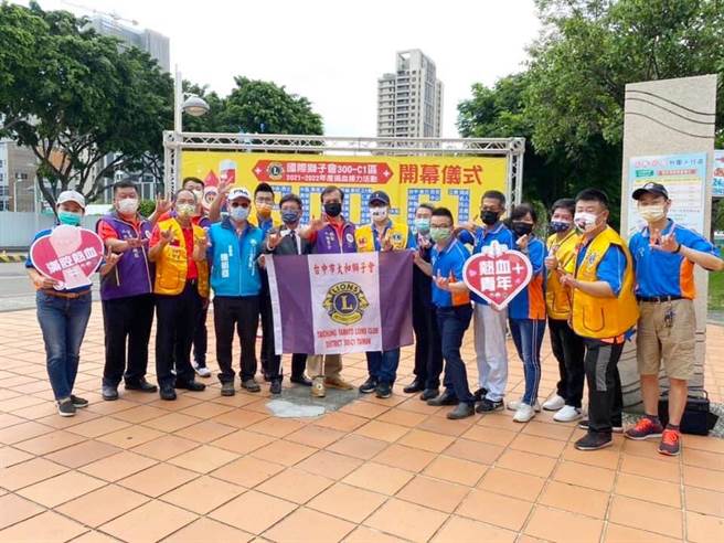 挽袖捐熱血，大和獅子會年度捐血跨越1萬3206袋。（大和獅子會提供／盧金足台中傳真）