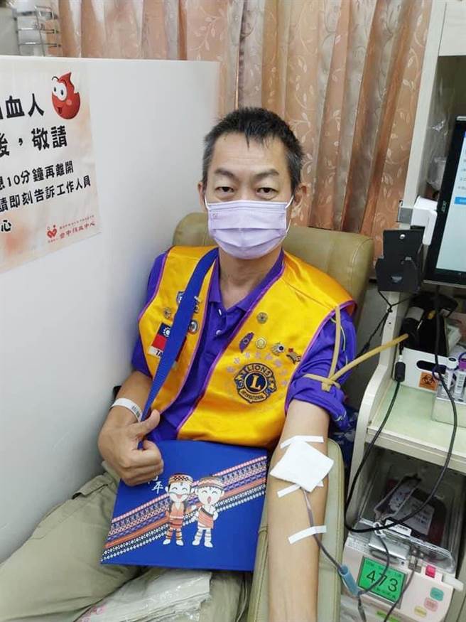 挽袖捐熱血，大和獅子會年度捐血跨越1萬3206袋。（大和獅子會提供／盧金足台中傳真）