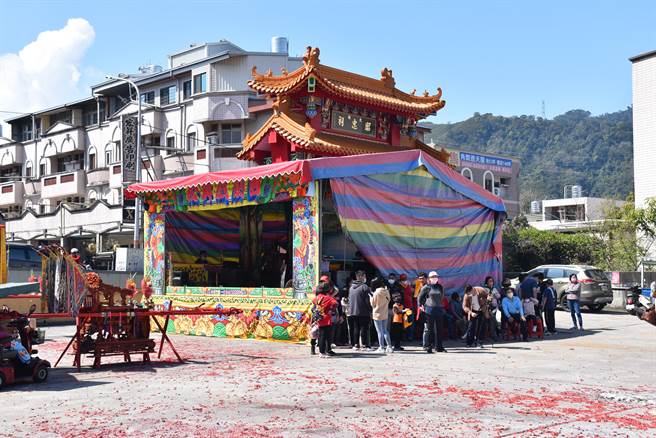 大湖乡公所集合全乡伯公一起来遶境巡庄接受参拜，并搭戏台演大戏酬神。（谢明俊摄），