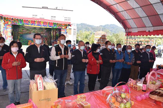 苗栗县长徐耀昌、大湖乡长胡娘妹等人一同上香敬拜伯公。（谢明俊摄）