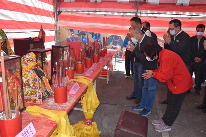 苗栗县长徐耀昌、大湖乡长胡娘妹等人一同敬拜伯公。（谢明俊摄）