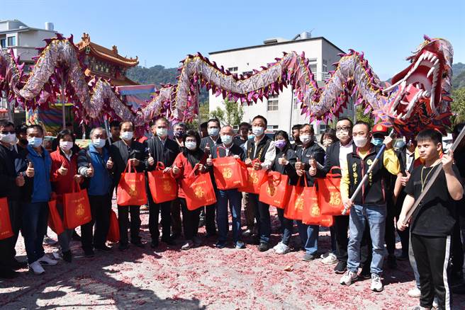 大湖乡公所集合全乡伯公一起来遶境巡庄接受参拜，并请来龙队表演。（谢明俊摄）