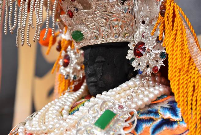 云林六房妈过炉仪式是云林县一年一度大事，每年都必须移动一次的清朝年代神像六房妈正驾，这几年被发现脸部的漆有裂痕及剥落、左侧脸有被蛀的小孔，必须进行维护。（周丽兰摄）