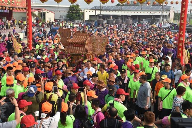 云林六房妈过炉仪式是云林县一年一度大事，每次都有至少10万人次信徒随香，2017年获文化部登录为国家重要习俗。（本报资料照片／周丽兰摄）