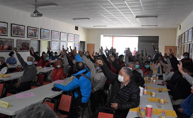 中华民国六房妈会今（26日）举行会员代表大会讨论神尊维修工作，与会者大多数同意修復。（周丽兰摄）