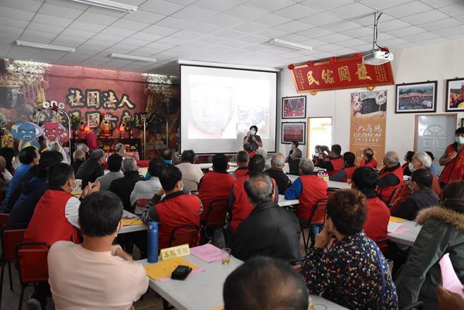 修护师简报修復方法。（周丽兰摄）