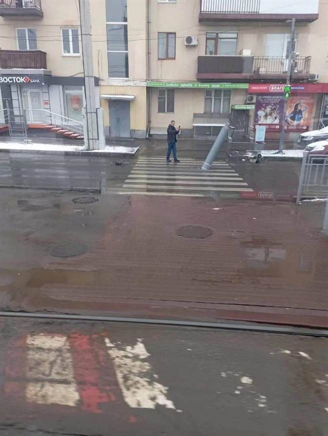 民眾在乌克兰第二大城市哈尔科夫街上拍到自空中坠下的未爆弹。(民眾提供／李侑珊台北传真)