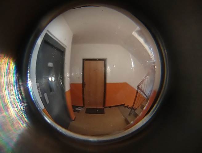 有女网友抱怨，她在家的一举一动全被对面邻居偷看光。(示意图／Shutterstock)