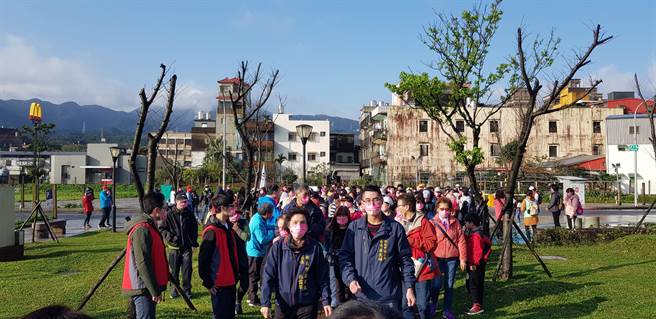 新北市金山区公所今（26日）举办「2022新北樱花稼期-金山区赏樱健行」。（金山区公所提供）