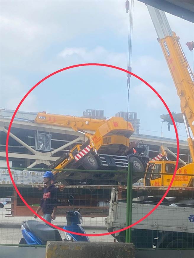 第一果菜批发中继市场工程发生工安事故，一辆吊车翻车卡在屋顶上。（第一果菜批发市场甲乙丙承销人自救会提供）