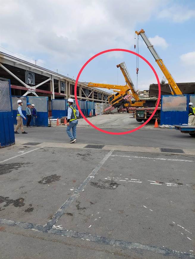 第一果菜批发中继市场工程发生工安事故，一辆吊车翻车卡在屋顶上。（第一果菜批发市场甲乙丙承销人自救会提供）