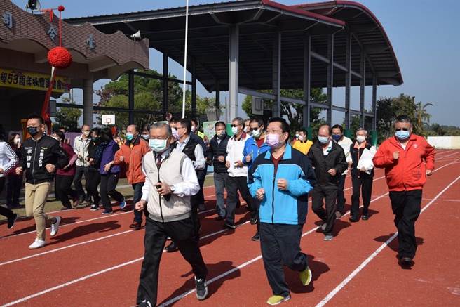 台南市安定国中26日校庆活动举行新PU跑道启用典礼。（台南市安定国中提供／刘秀芬台南传真）