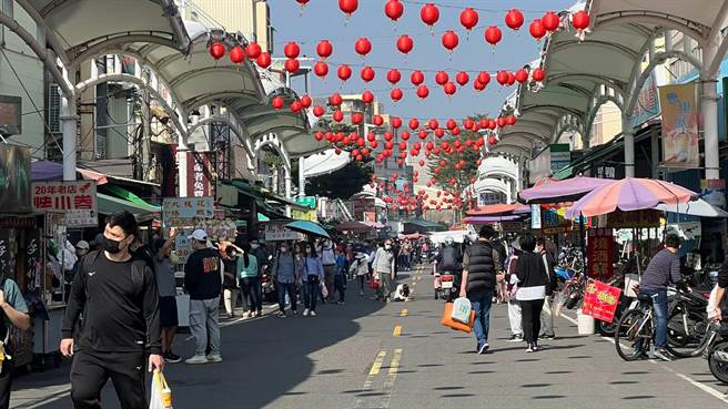 旗津今天下午人潮有稍微回温。（柯宗纬摄）