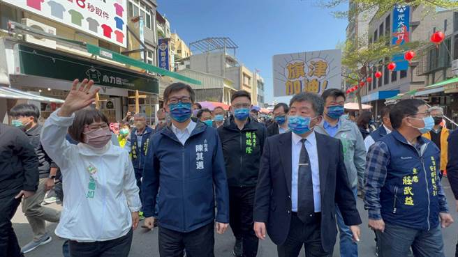 立委赖瑞隆（中）今陪同卫福部长陈时中、高雄市长陈其迈到旗津视察。（柯宗纬摄）