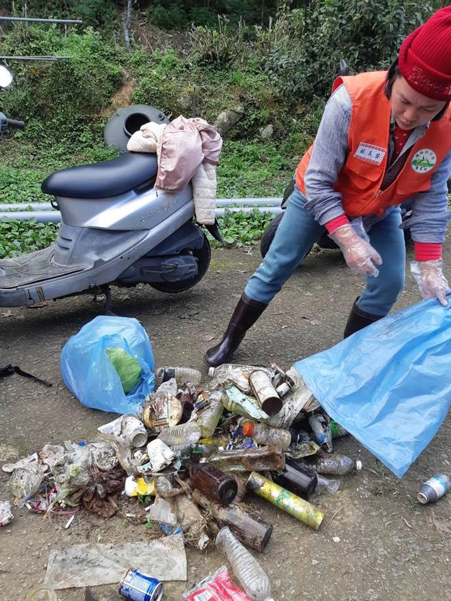 加里山蓬莱村赛夏护山队员清理山友们丢弃的大批垃圾。（谢明俊摄）