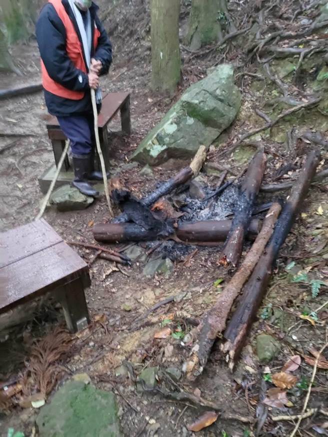 加里山蓬莱村赛夏护山队员发现有山友在林道、步道旁生火炊煮。（谢明俊摄）