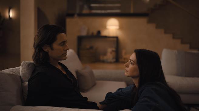 杰瑞德雷托（左）与安海瑟威在《新创玩家》中短时间内成功打造出空前绝后的共享办公空间品牌「WeWork」。（Apple TV＋提供）