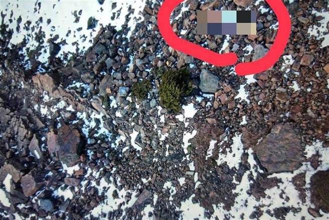 品田山三角点发生登山客坠谷，新竹县消防局空拍机在案发现场100多米深谷拍到一人，已无生命迹象。（新竹县消防局提供／罗浚滨新竹传真）
