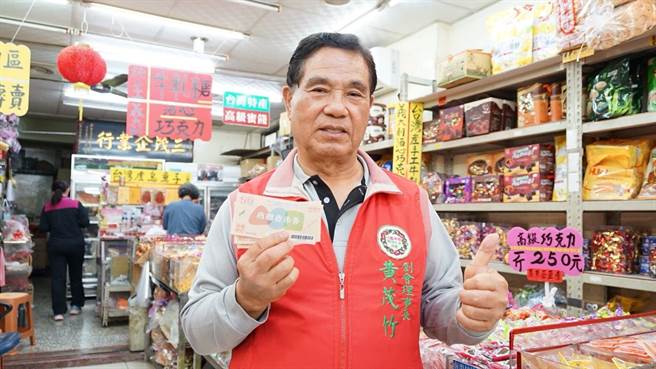 高雄200元五倍券換400元商圈夜市券，不僅帶動商圈夜市業績成長，同時也是最受歡迎的地方加碼券，接連兩波換發都引發熱潮。（柯宗緯翻攝）