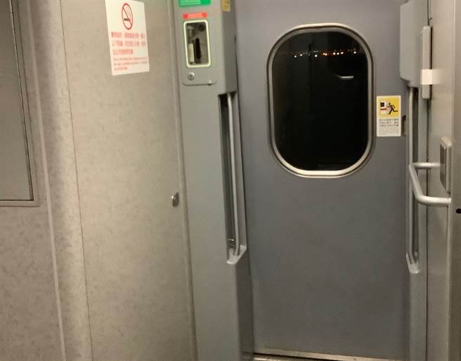 一名女网友在搭高铁时，手机不小心掉进车门缝中。（翻摄自Dcard）