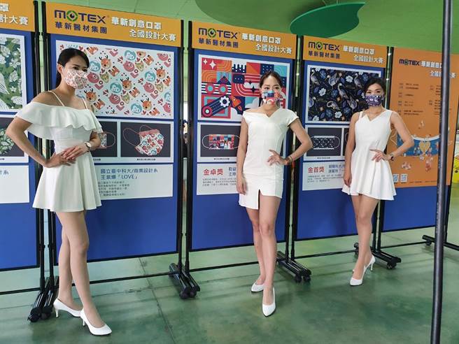 颁奖典礼场边精心制作大型看板展示获奖作品与设计理念。（谢琼云摄）