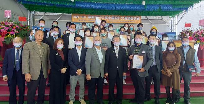 华新医材集团首度办理创意口罩全国设计大赛，26日在华新MASK创意生活馆举办颁奖典礼，未来口罩设计大赛还将扩大办理，并向国际徵件。（谢琼云摄）