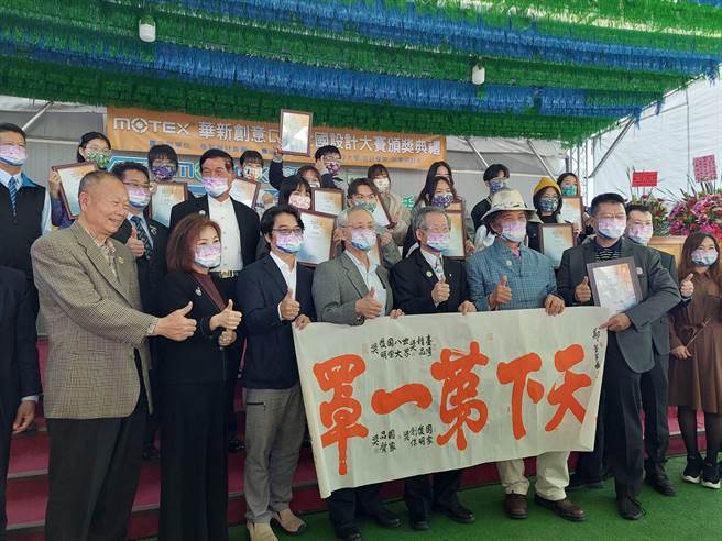 华新医材将获得世界八大国家发明展金牌奖的超立体钻石型口罩，以原材质等比例放大50倍后制作完成，获得金氏世界纪录认证，3月底将正式在创意生活馆内公开亮相。（谢琼云摄）