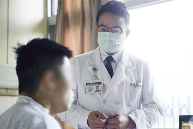 台北慈濟醫院醫師徐展陽探視病人。（台北慈濟醫院提供）