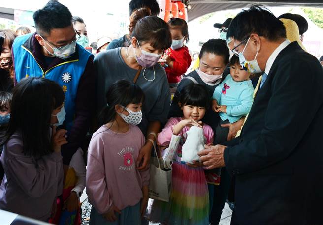 屏东日本友好感谢祭特地从北海道直送当地白雪，让南国民眾直呼惊奇。（林和生摄）