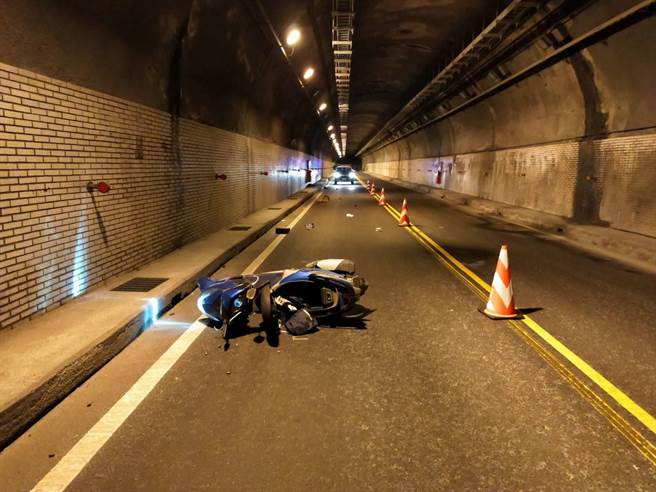 花蓮43歲周姓女子駕照因酒駕註銷，今凌晨2時許酒後獨自騎機車返家，行經舊蘇花台9丁線62.6公里處和仁隧道，自摔重傷死亡。（警方提供／王志偉花蓮傳真）