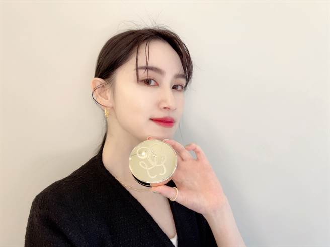 娇兰、肌肤之钥、迪奥、MAKE UP FOR EVER、植村秀推出粉底新品，图中为娇兰24K纯金丝光气垫粉饼。（邱映慈摄）