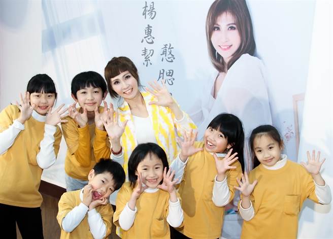 杨惠絜和得意门生杨子仪、杨博智、林宇呈、杨惠絜、林姵逸、林宇甄、林子瑜合唱新歌〈憨腮腮〉。(音圆唱片提供)