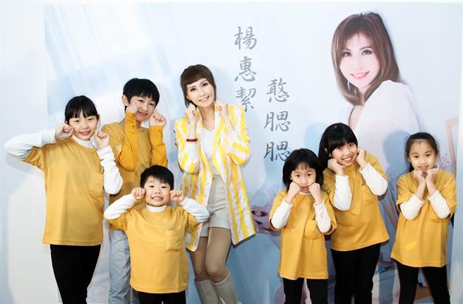 杨惠絜和得意门生杨子仪、杨博智、林宇呈、杨惠絜、林姵逸、林宇甄、林子瑜合唱新歌〈憨腮腮〉。(音圆唱片提供)