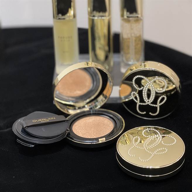 娇兰24K纯金丝光气垫粉饼。（邱映慈摄）