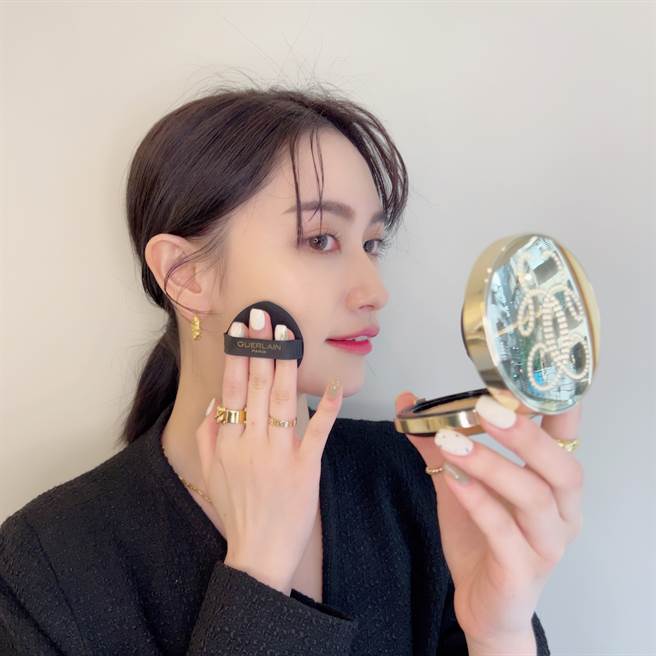 娇兰24K纯金丝光气垫粉饼适合白天外出补妆，赋予肌肤光采，却不泛油光，遮瑕度高，让妆容保持无瑕状态。（邱映慈摄）