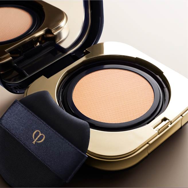 肌肤之钥恒润光采气垫粉霜含养肤成分，带来高遮瑕力及修饰细纹的弹润质感，让肌肤绽放最真实的闪耀光泽。（图／品牌提供）