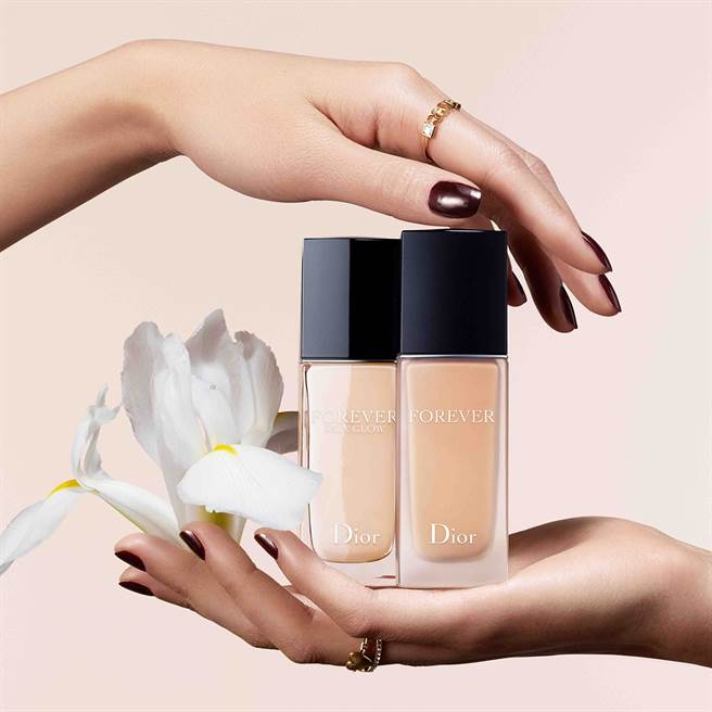 迪奥全新超完美持久柔光粉底液、超完美持久柔雾粉底液。（图／品牌提供）