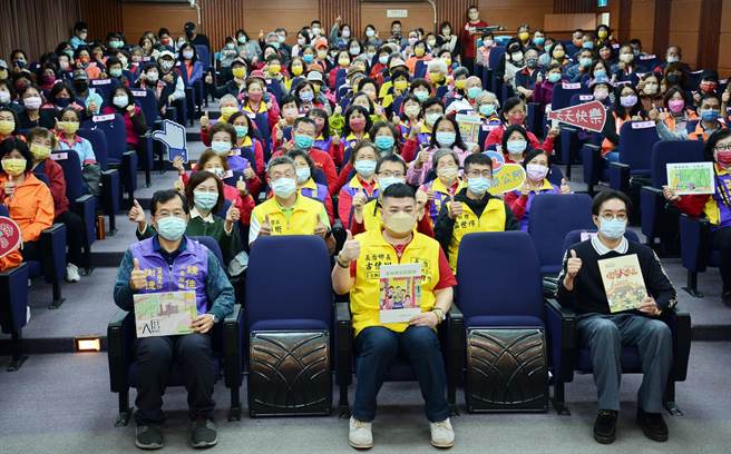 自己家鄉故事自己畫，長治鄉完成全鄉16村、村村有繪本目標。（林和生攝）