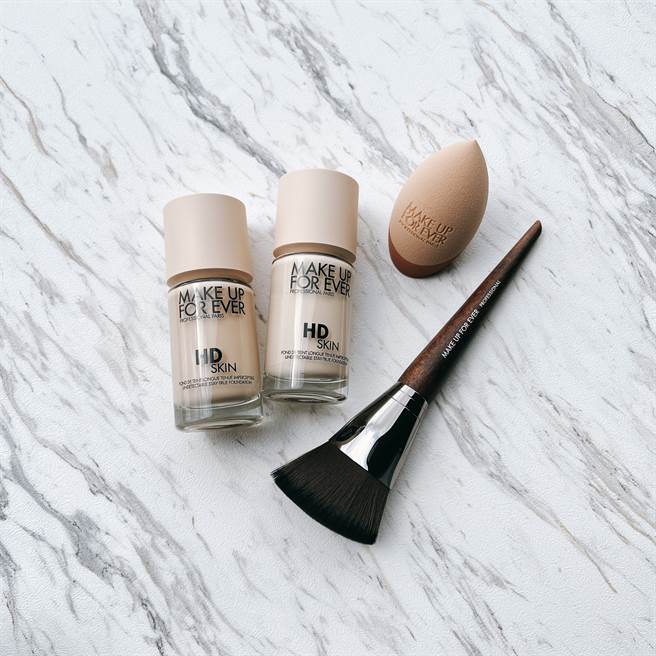 推荐搭配MAKE UP FOR EVER上妆工具，「双效无痕美妆蛋」具有独特硅胶底座材质不吸收粉底，节省粉底用量，弹力圆球面触感柔软完美贴合脸部曲线；「中型无痕粉底刷#109」菱形刷面设计可快速均匀延展粉底液，刷毛亲肤细致柔软。（邱映慈摄）