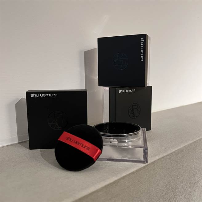 植村秀无极限持妆轻蜜粉。（邱映慈摄）